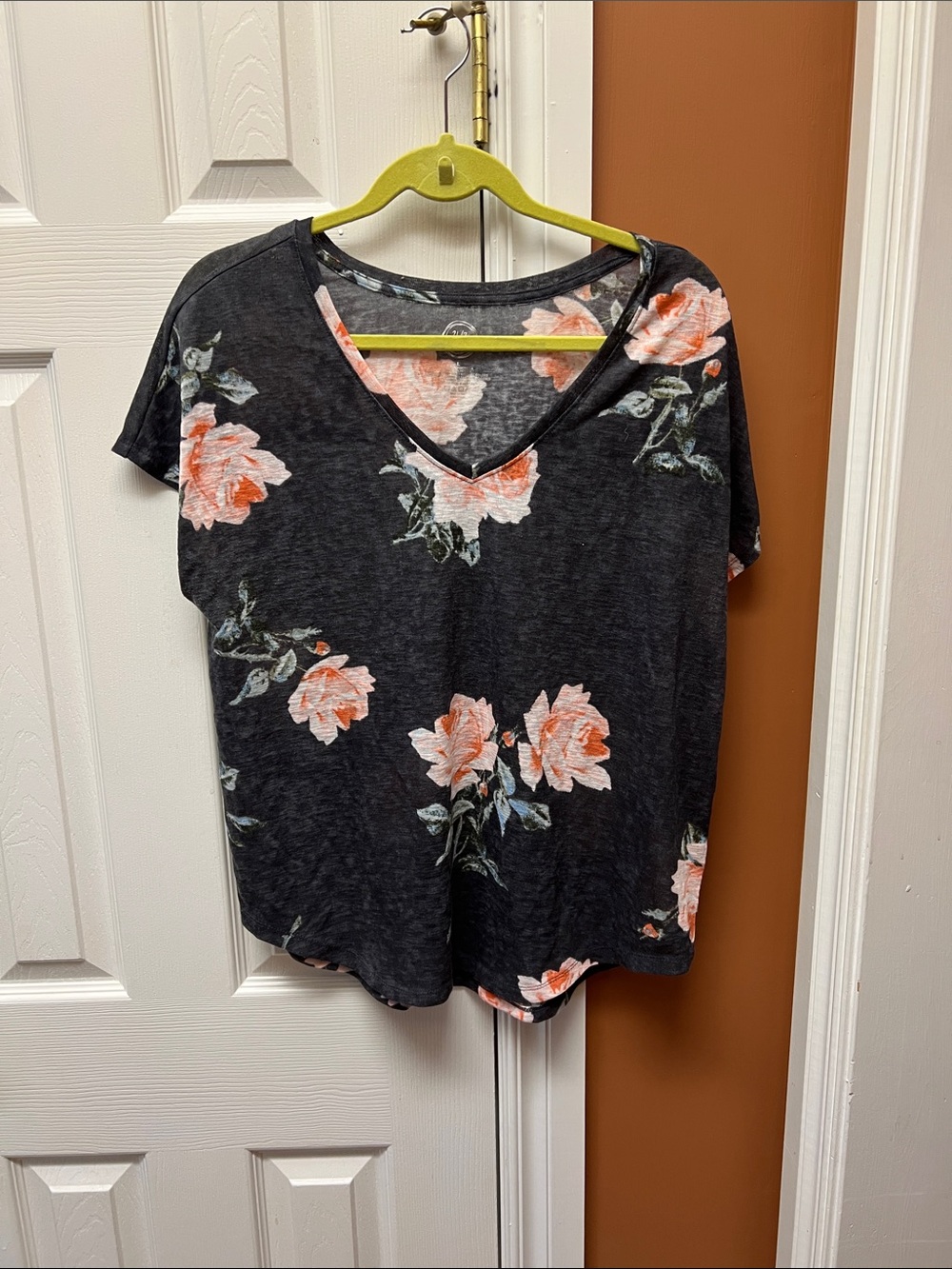 Women's V-Neck Short Sleeve Tee with Peach Floral Print in Black